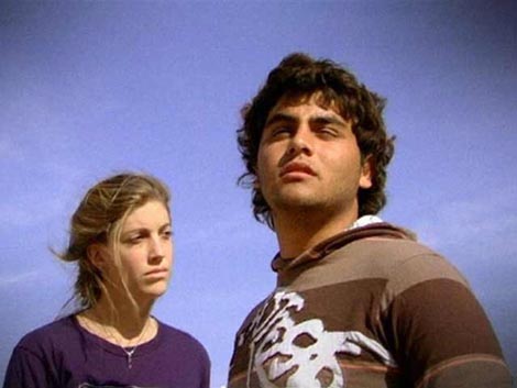 Morad s djevojkom u centru ; Dječak dupin (Dolphin Boy), red. Dani Menkin, Yonatan Nir
