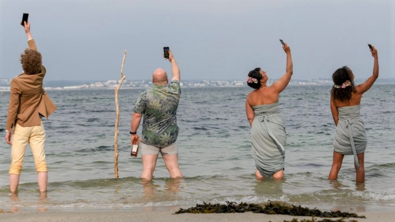 <em>Selfie</em>, red. Tristan Aurouet, Thomas Bidegain, Marc Fitoussi, Cyril Gelblat, Vianney Lebasque